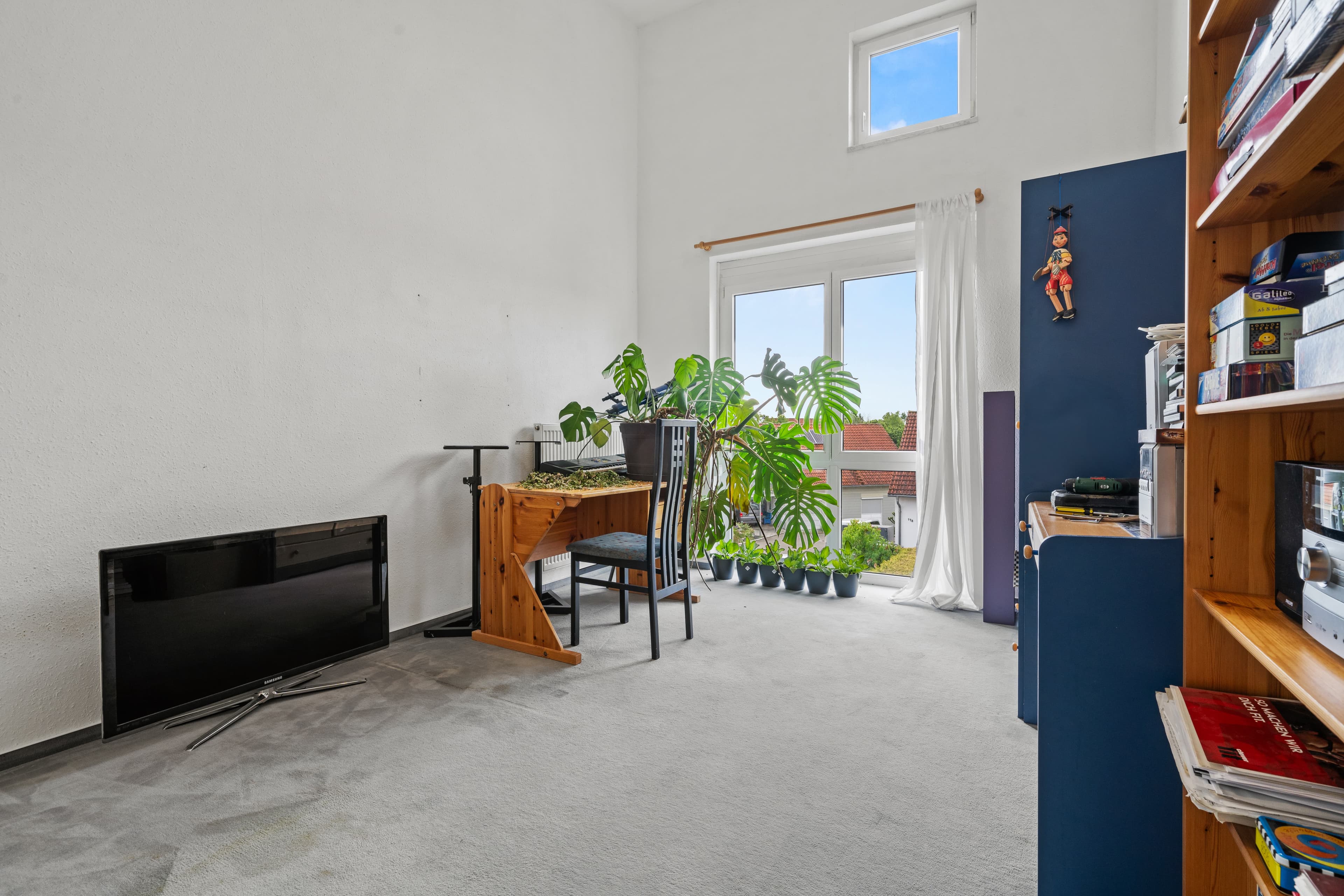 Empty room before virtual staging