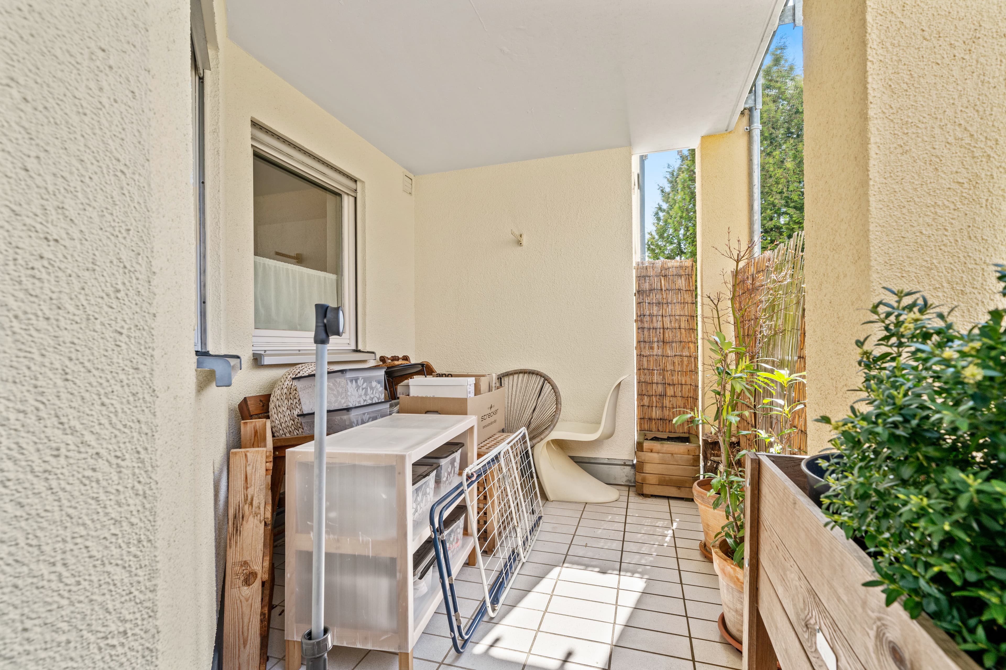 Empty room before virtual staging