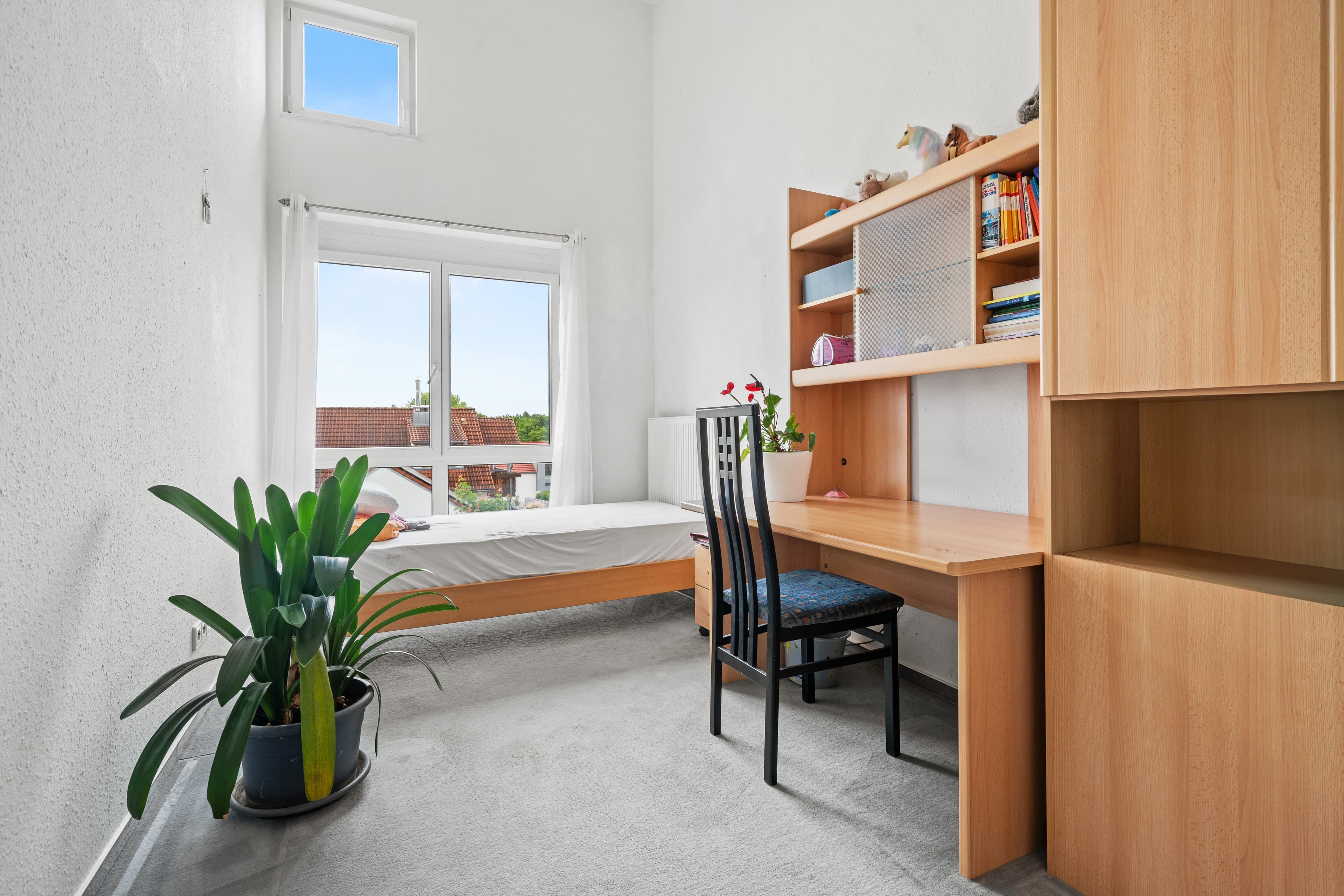 Empty room before virtual staging